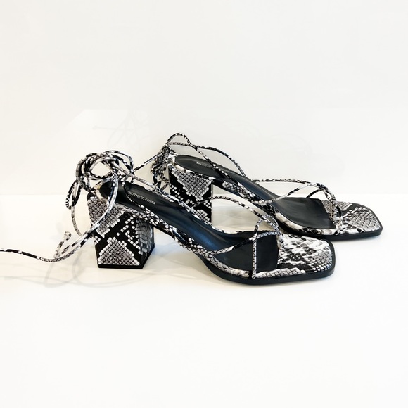 New Pretty Little Thing Snake Embossed Thong Block Heel Sandals Womenโs Size 9 - Picture 4 of 8